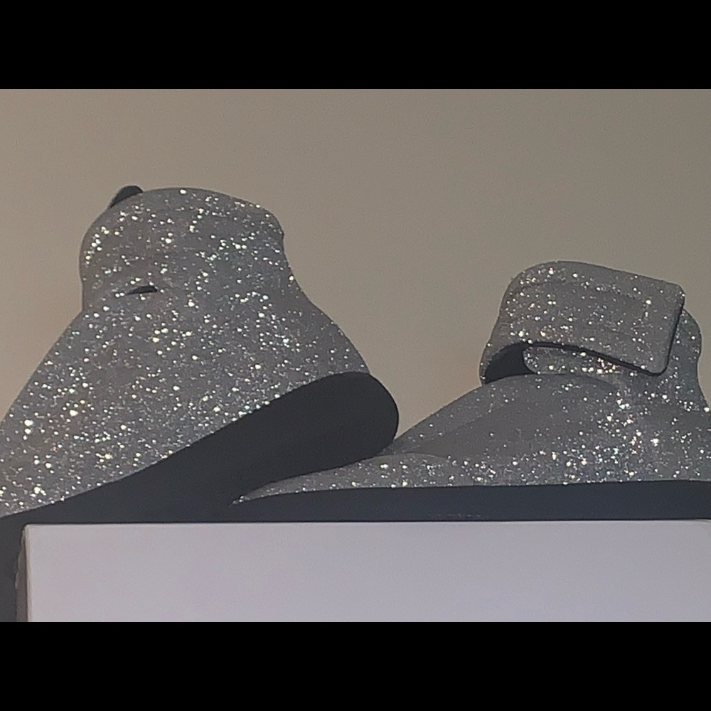 Sneakers - Picture 2 of 7